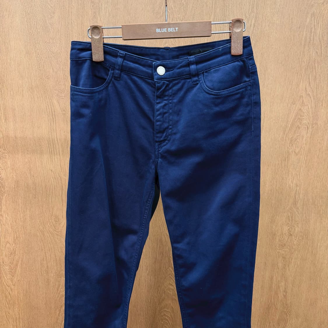 프라다 슬림핏 코튼 팬츠 미니멀 후면 포켓 블랙 로고 라벨 디테일 네이비 상품이미지4