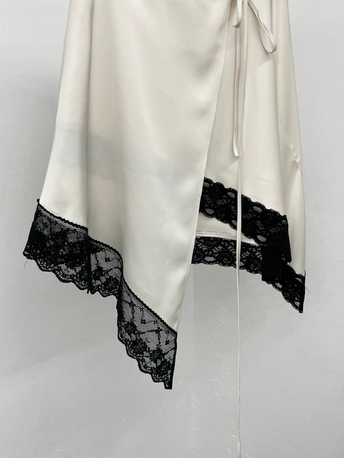 새틴 레이스 언발 스커트 *택 상품이미지4