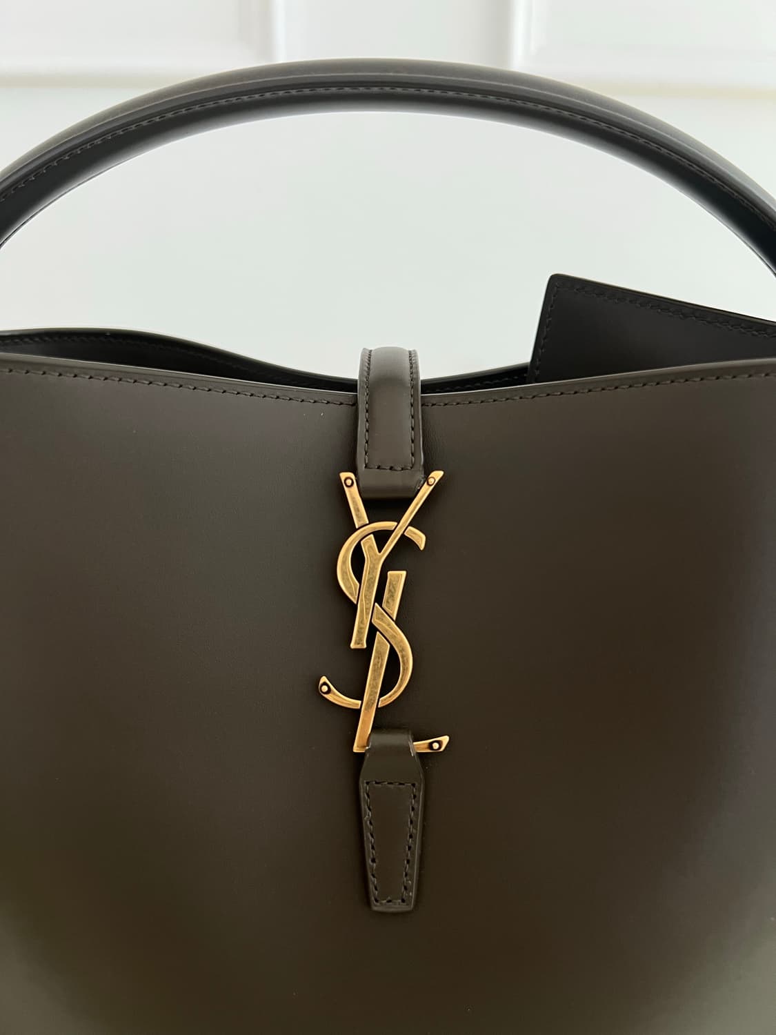 [미사용] 생로랑 LE 37 버킷백 딥 머스크 상품이미지8