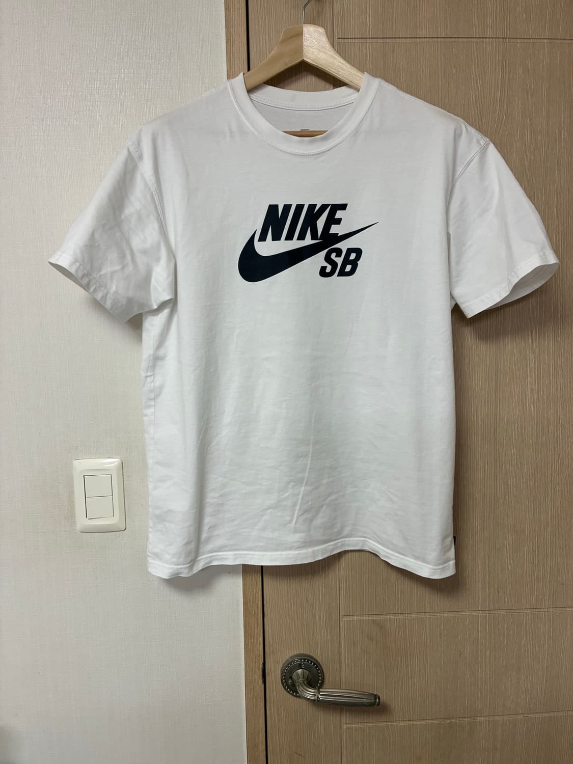 [L]나이키SB 로고 루즈핏 티셔츠 화이트 상품이미지1