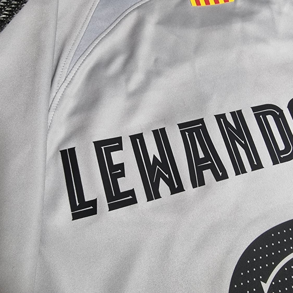 22-23시즌 바르셀로나 써드 유니폼 #9 레반도프스키 상품이미지5