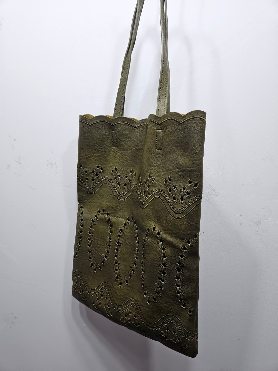 올리브그린 펀칭 토드백 상품이미지4