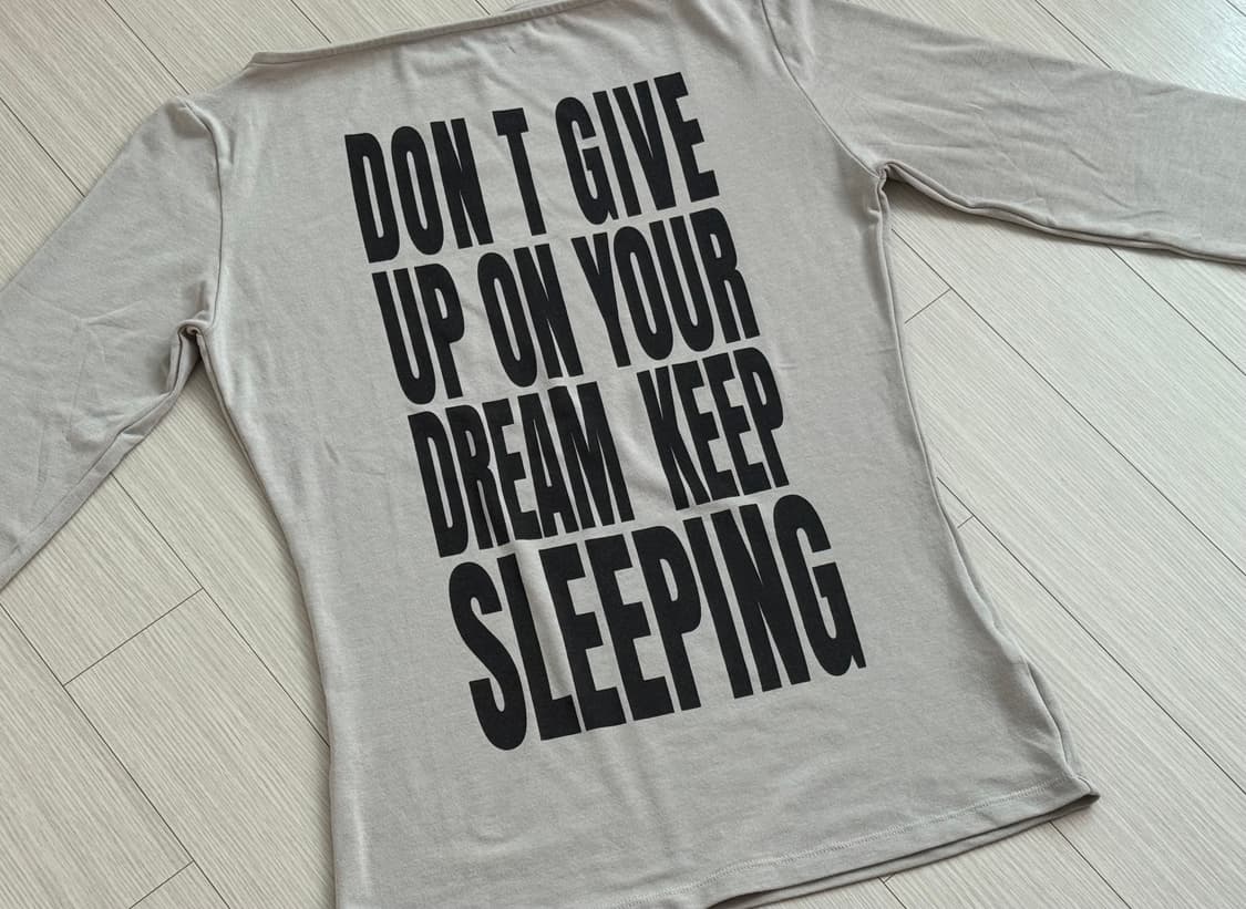 배드블러드 KEEP SLEEPING 보트넥 루즈핏 티 - 샌드 상품이미지3