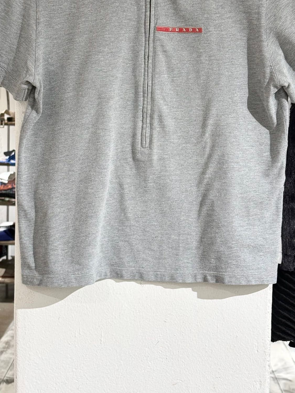 프라다 그레이 코튼 반집업 하프 pk 셔츠 상품이미지5