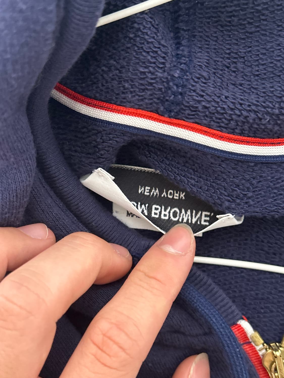 톰 브라운 엔지니어드 사선 후드 집업 네이비 상품이미지4