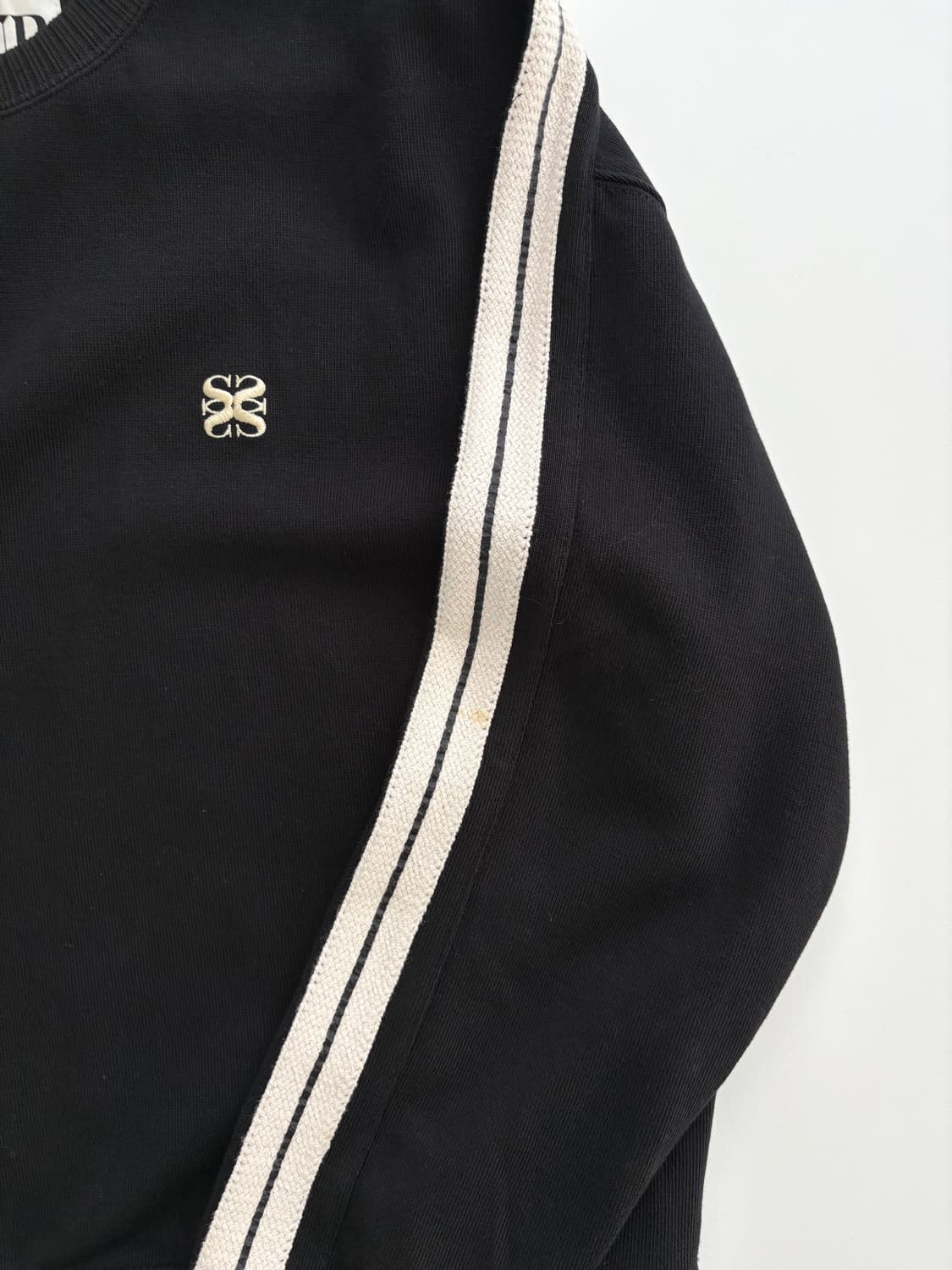 Satur 세터 블랙컬러 스몰로고 사이드라인 니트맨투맨 상품이미지6