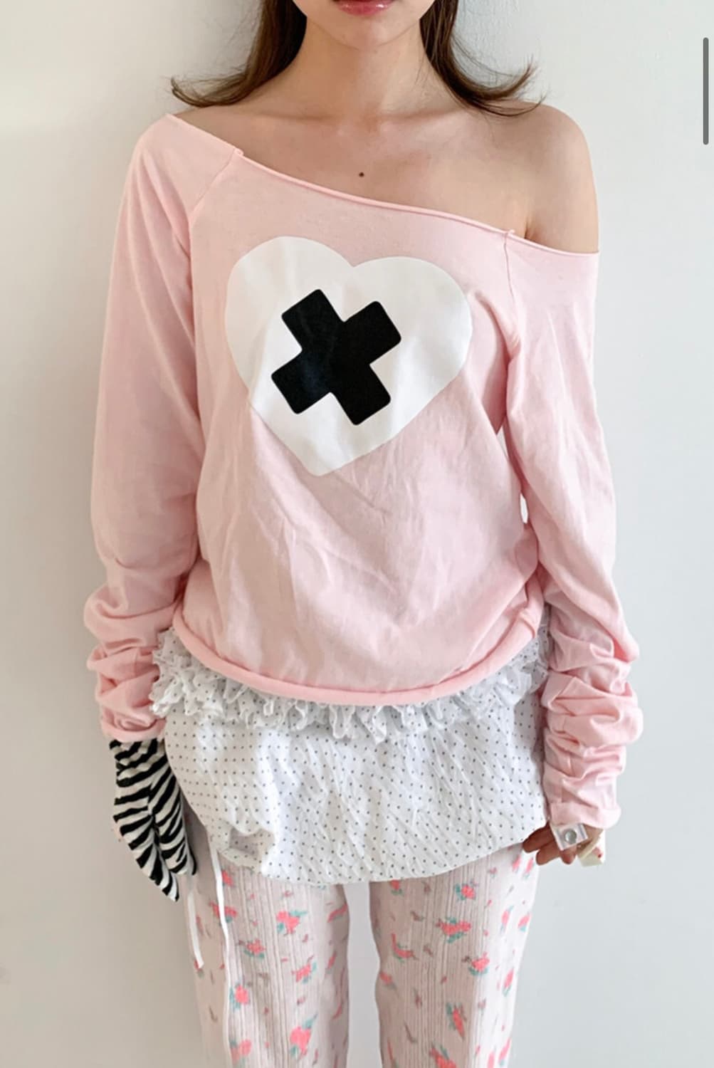 샵페어리 크로스 하트 컷오프 티셔츠 cross heart cut 상품이미지1