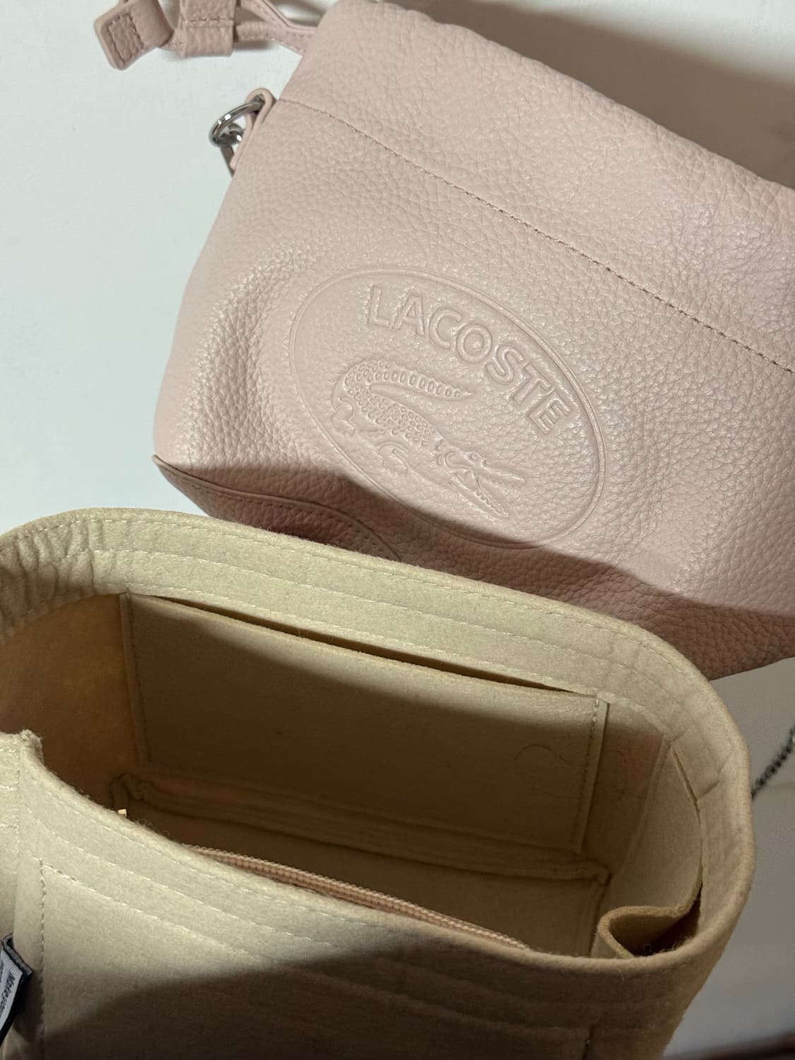 라코스테 딸기우유 엠보 로고 스트링 미니 체인백 상품이미지4