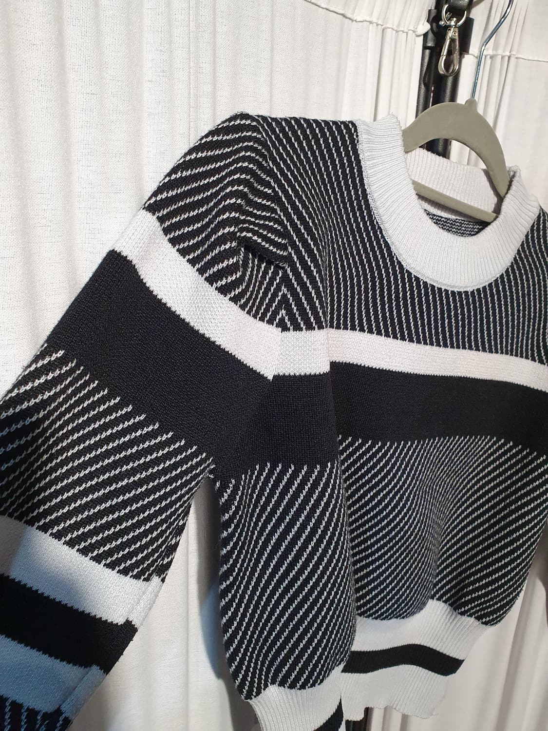 [s]블랙/화이트 스트라이프 크롭 니트 2200322 상품이미지4