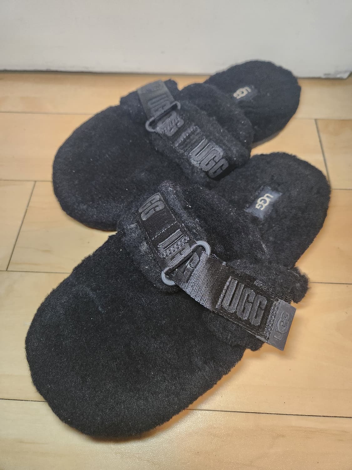 (260) 어그 플러프 잇 슬리퍼 블랙 상품이미지1