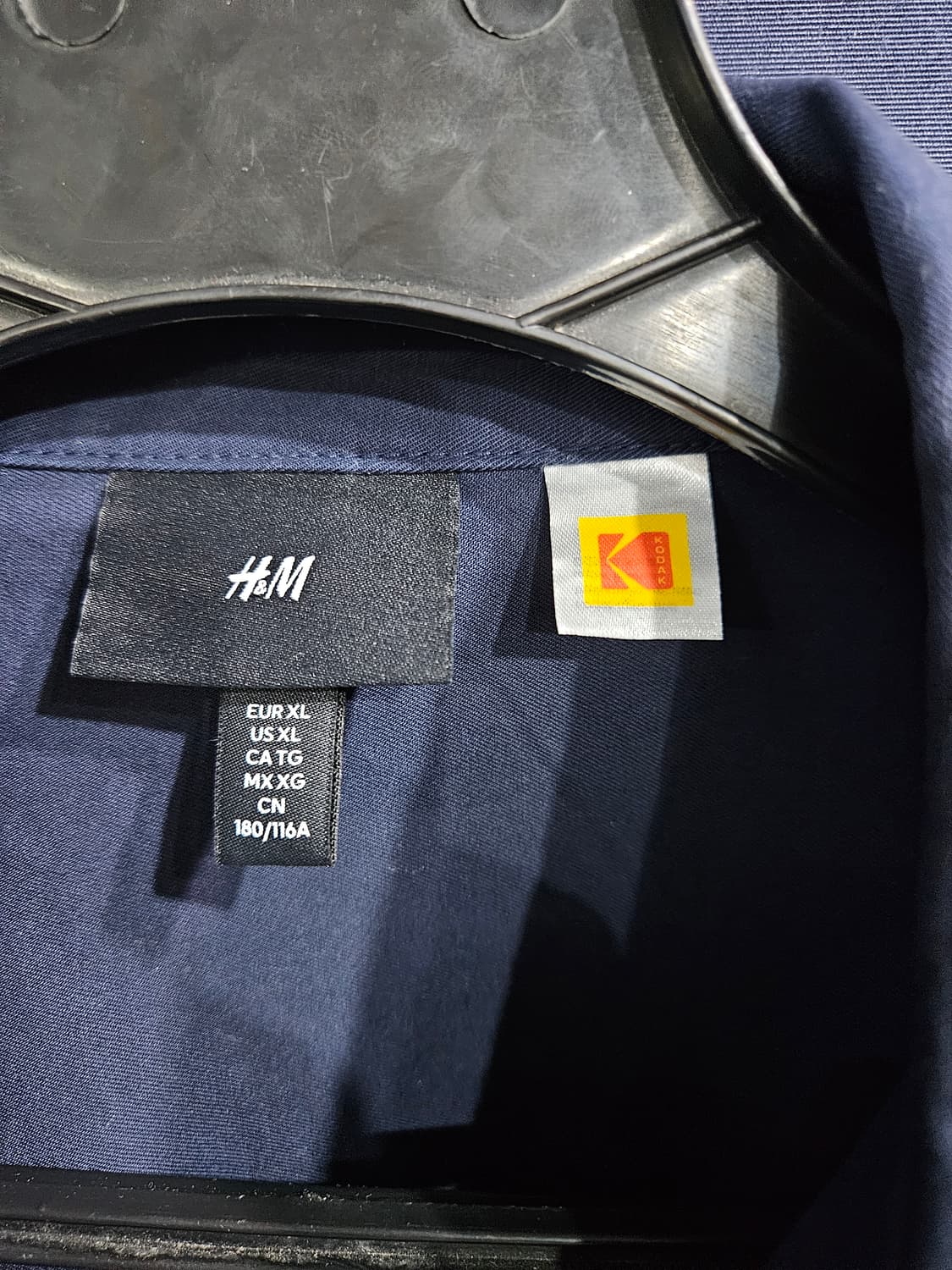 H&M 코닥 콜라보 와펜 네이비 남성 오버핏 105~110 반팔셔츠  상품이미지4