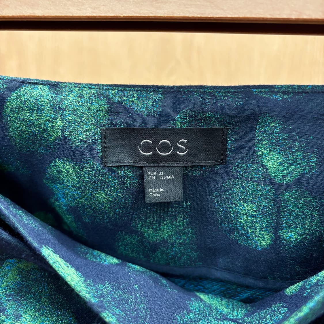 코스 미디 랩 스커트 플로럴 패턴 프린트 리본 스트랩 디테일 그린 네이비 상품이미지7