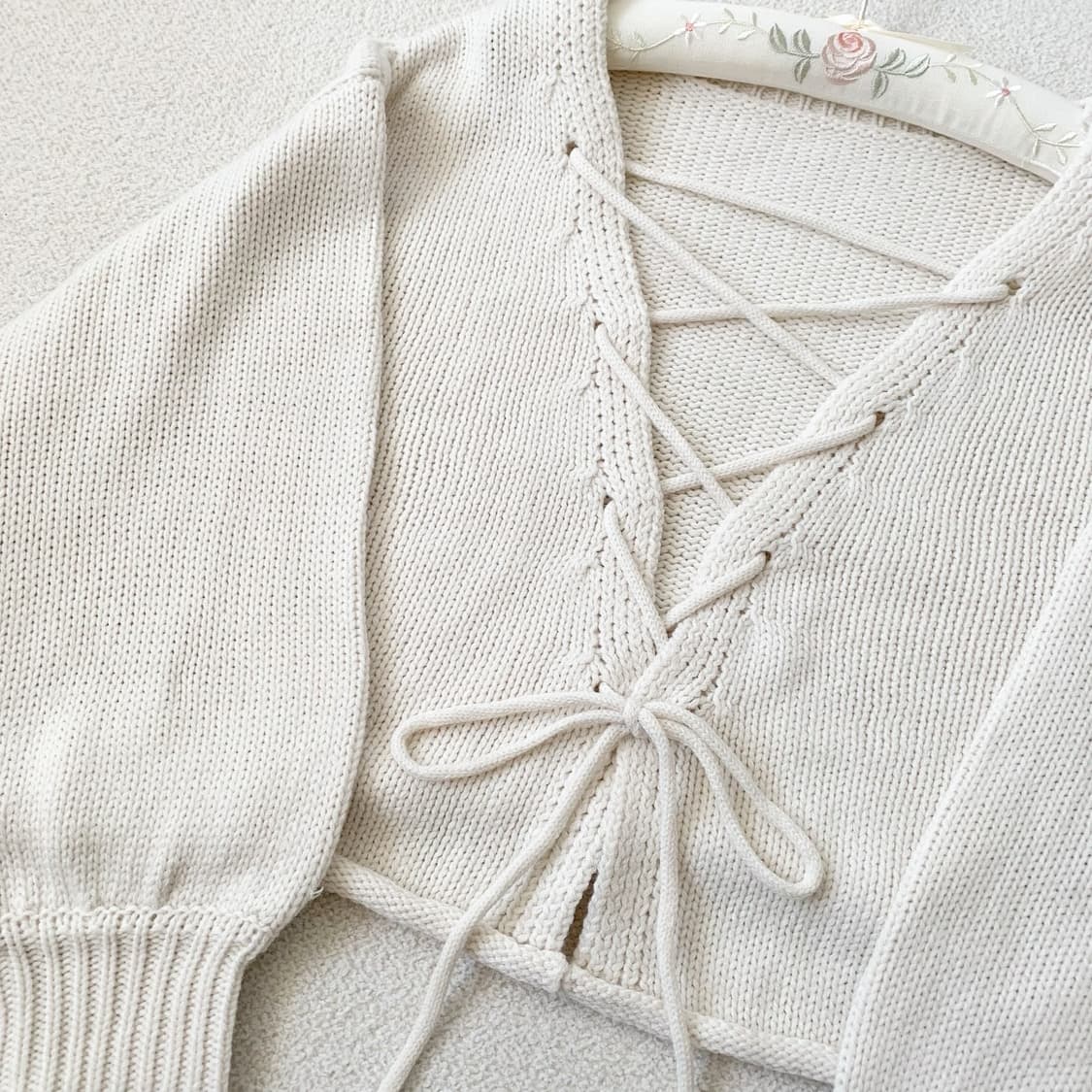 뮤트아이보리 루즈아방핏 아일렛 니트 상품이미지4