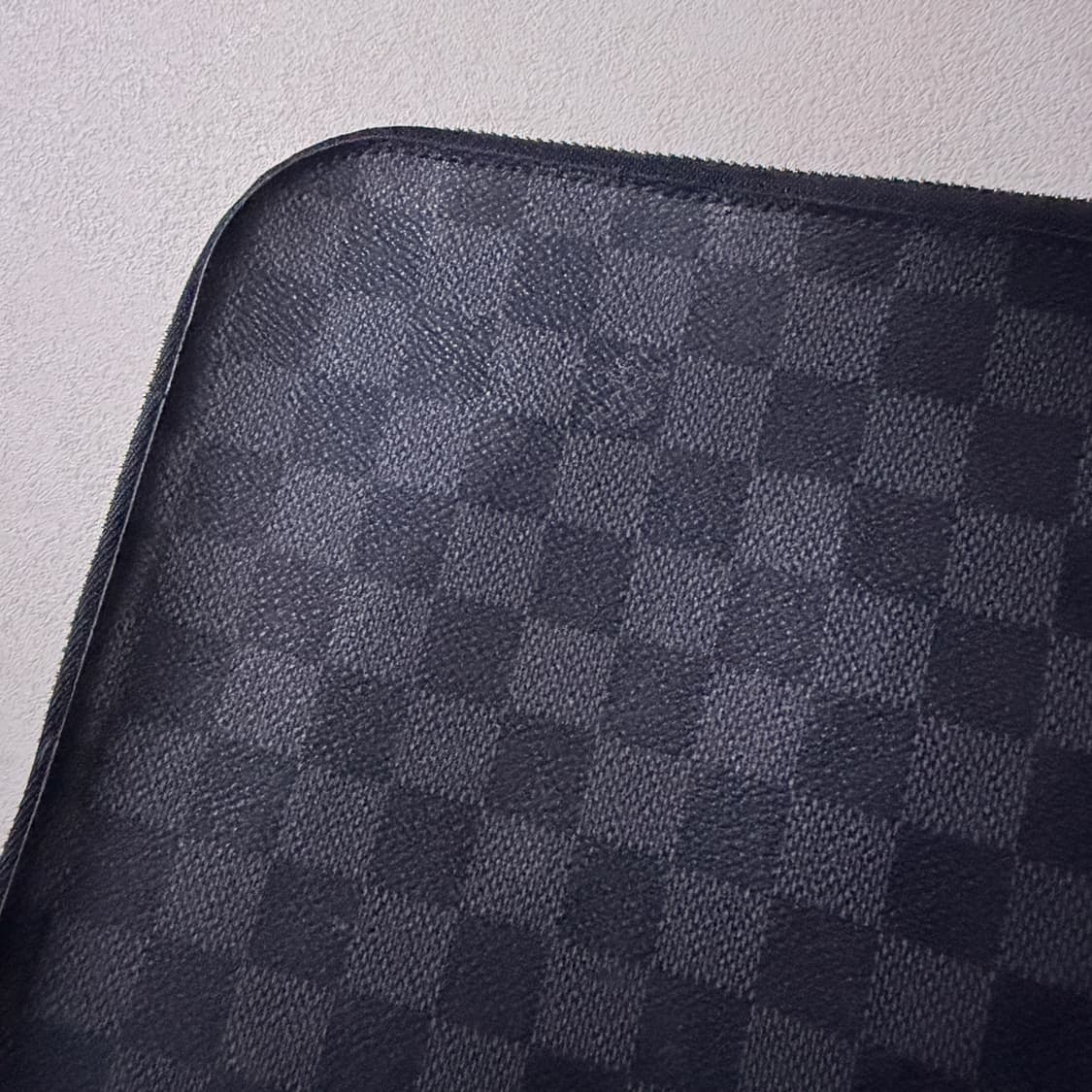 루이비통 모노그램 다미에 그라파이트 포쉐트 클러치백 (사용감) 상품이미지4