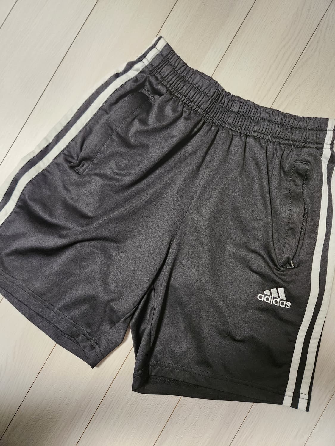 아디다스 마샬아츠 반바지 사이즈xs

허리줄 빼서 없어요

여러 중고사이 상품이미지1