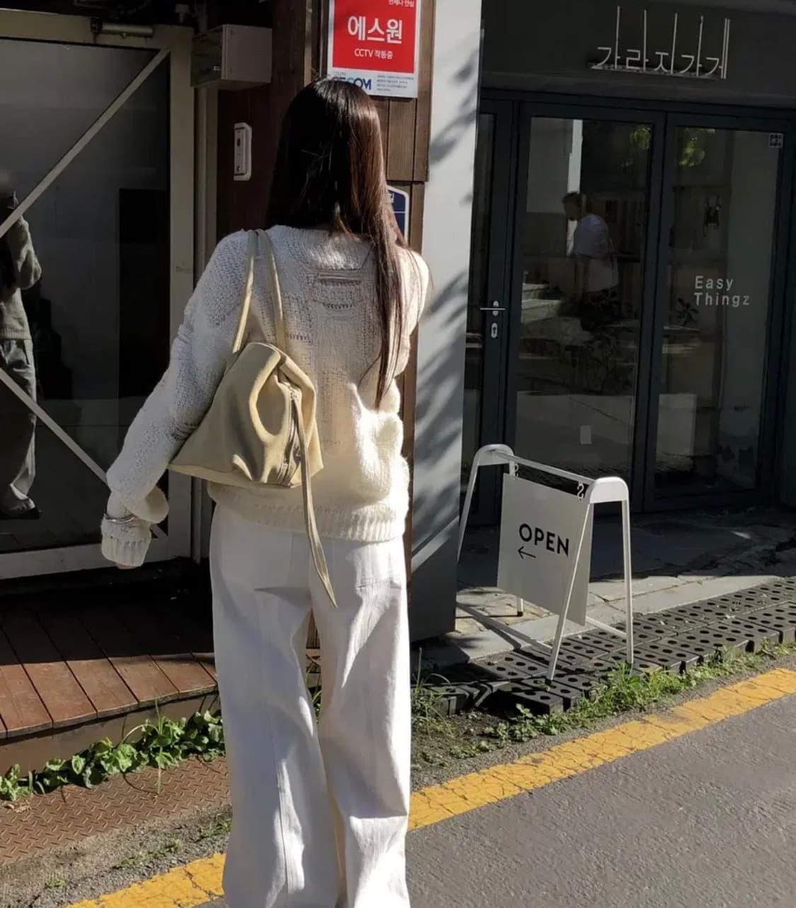 씨유쑨 포켓스웨드백 베이지 상품이미지2