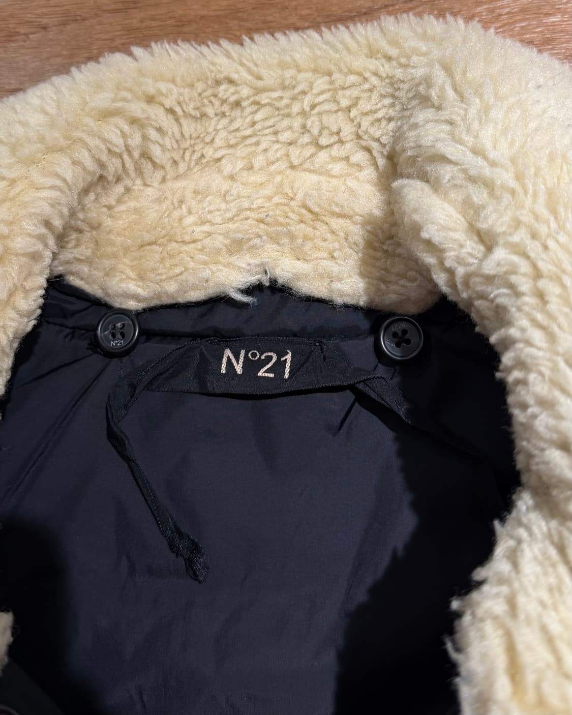 n21 블랙 스트라이프 화이트 퍼 카라 패딩 베스트 상품이미지7