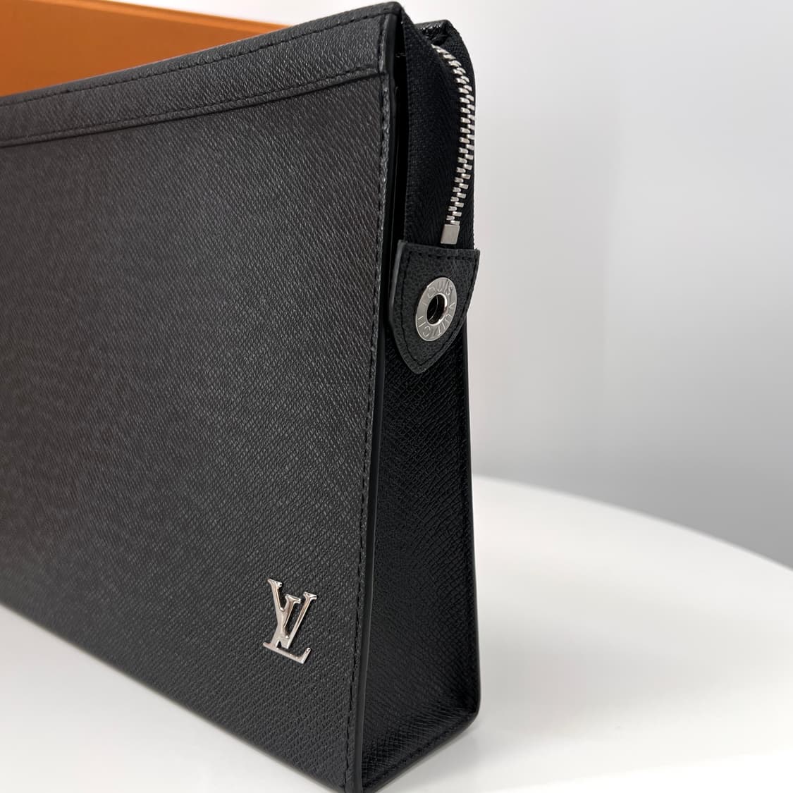 [25년식] 루이비통 LV 타이가 포쉐트 보야주 클러치백 블랙 상품이미지5