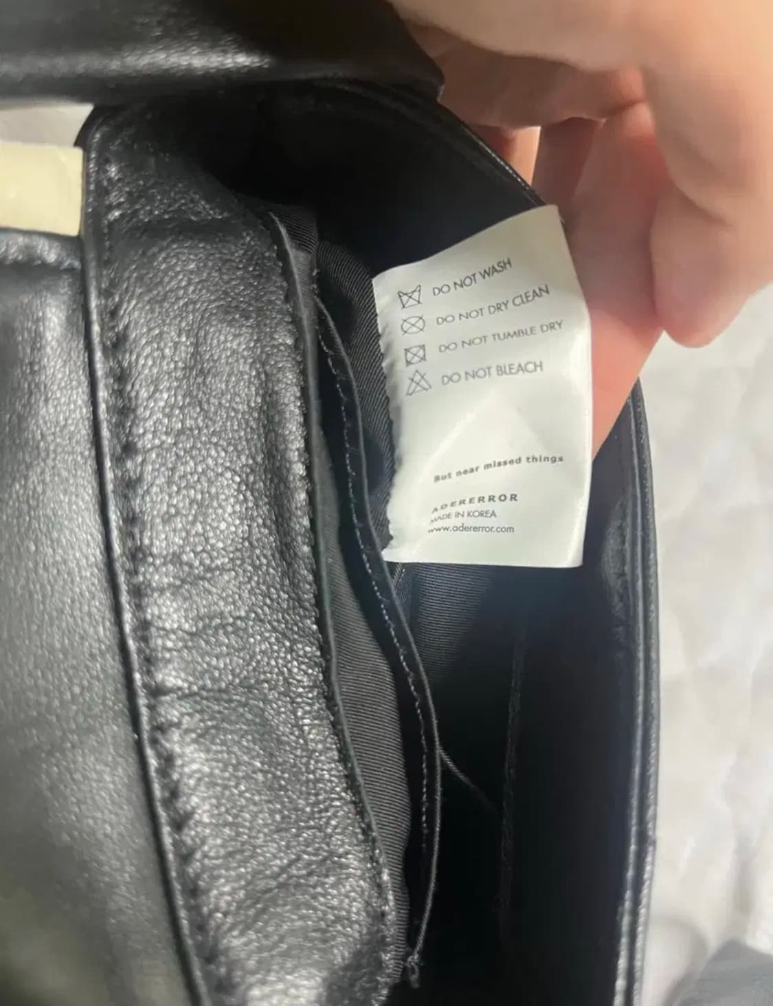 아더에러 보드백 흰검 상품이미지7