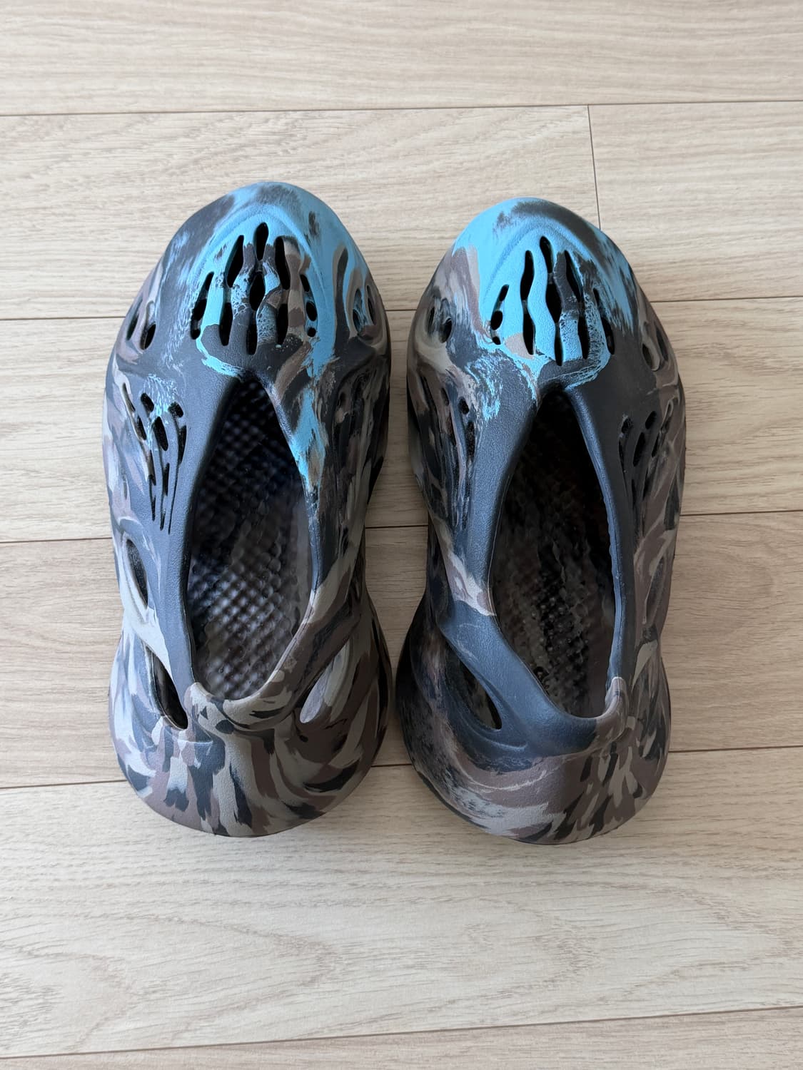 아디다스 이지폼러너 225 상품이미지1