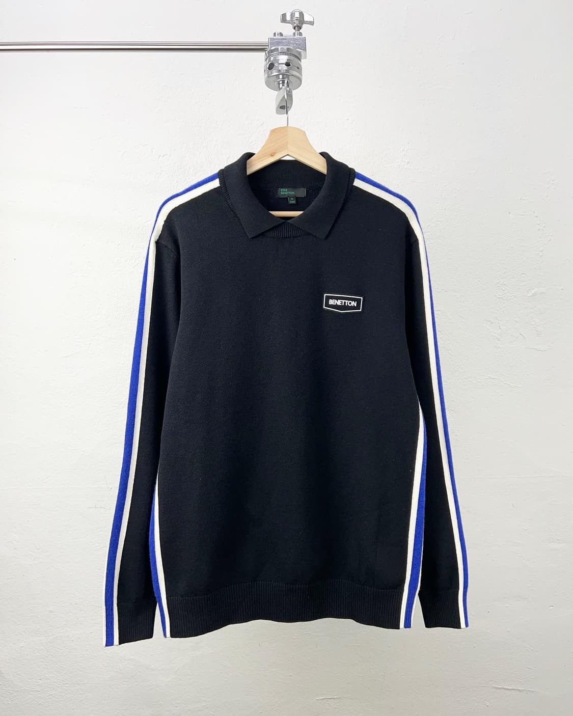 베네통 블랙 로고 라인디테일 카라 니트 상품이미지1