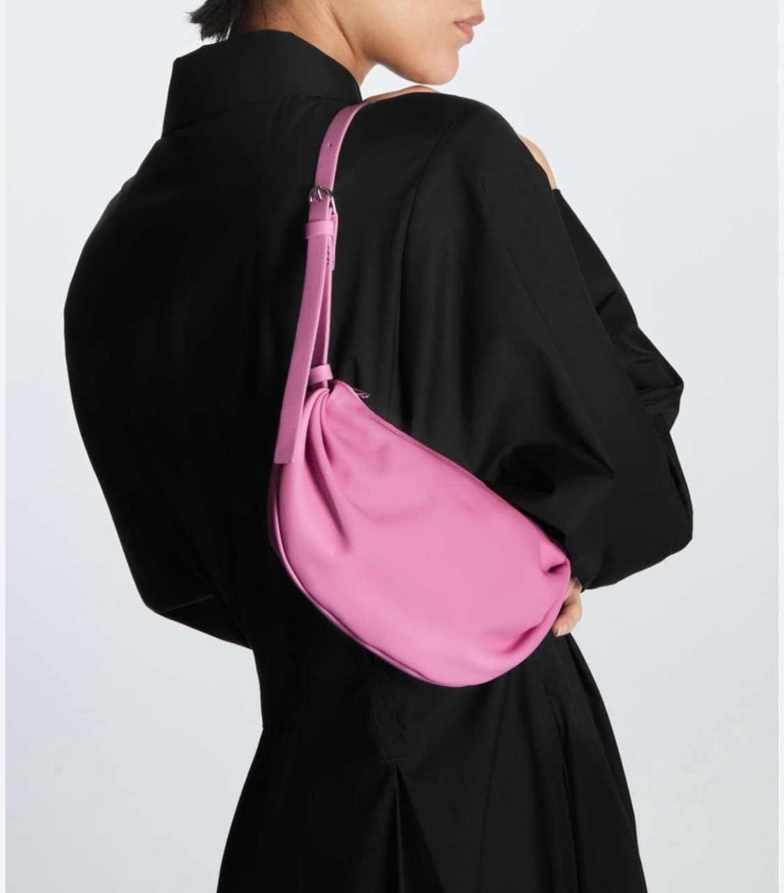 코스 개더드 레더 숄더백 핑크 상품이미지1