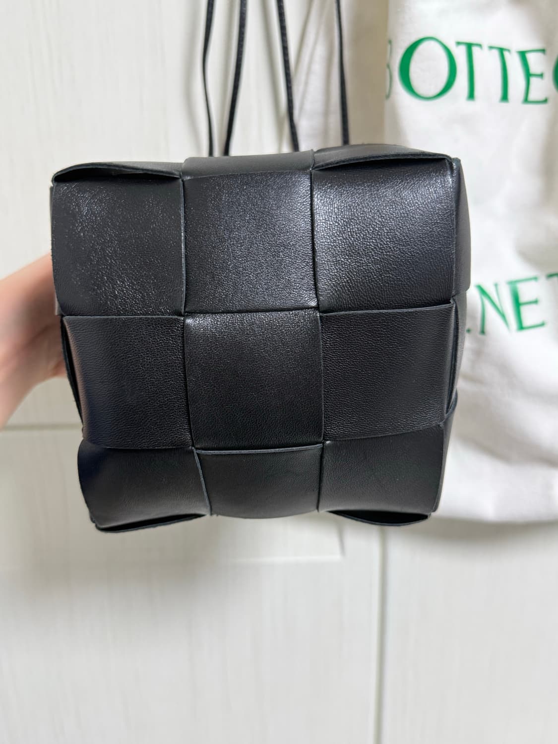 보테가베네타 미니 레더 카세트 버킷백 상품이미지4