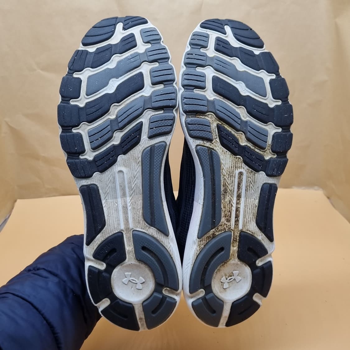 언더아머 차지드 스피드폼 남성런닝화290. 상품이미지3