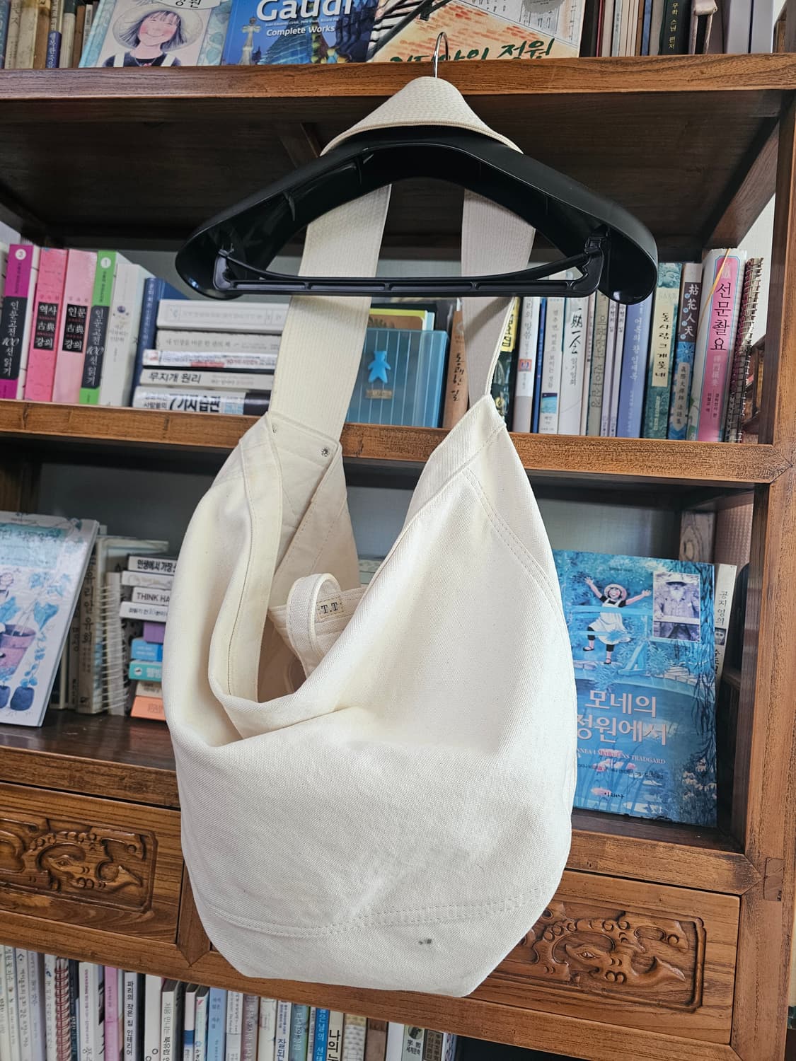 ..타이가 타카하시 아이보리 캔버스 숄더백 팔아요 가방 뉴스보이백 상품이미지1