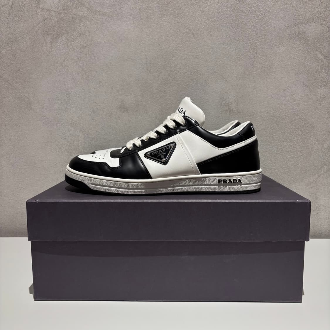 프라다 삼각로고 다운타운 스니커즈 상품이미지2