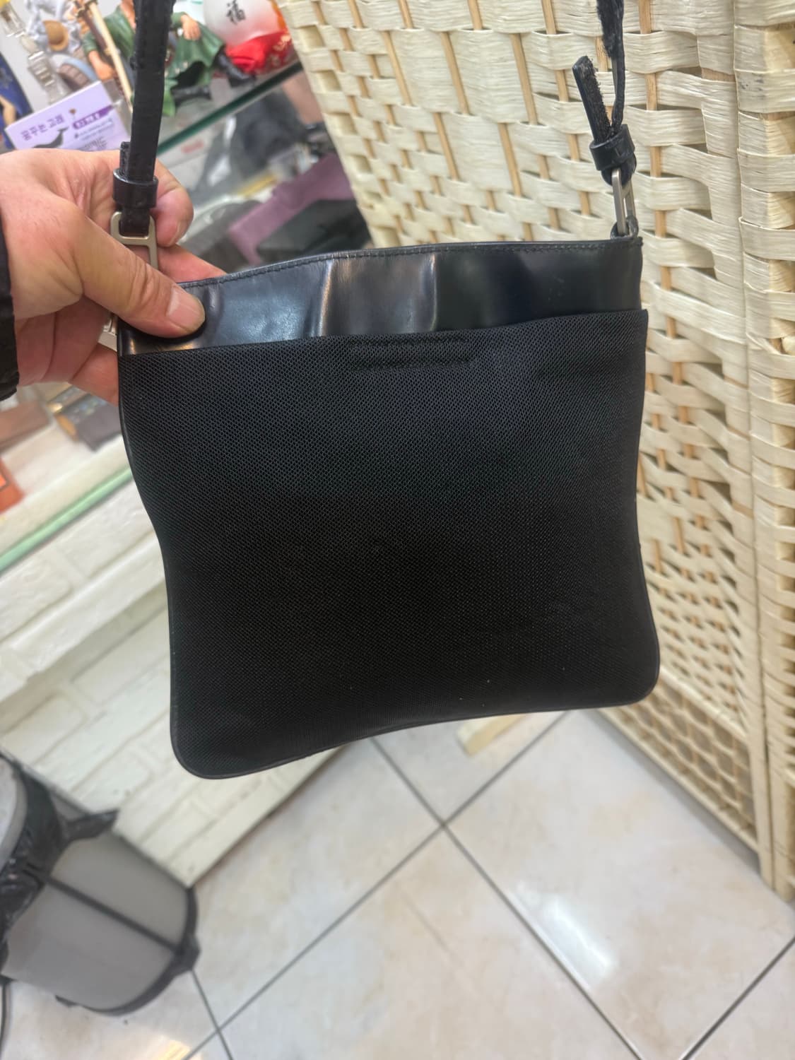 정품 프라다 나일론 크로스백 팝니다 상품이미지4