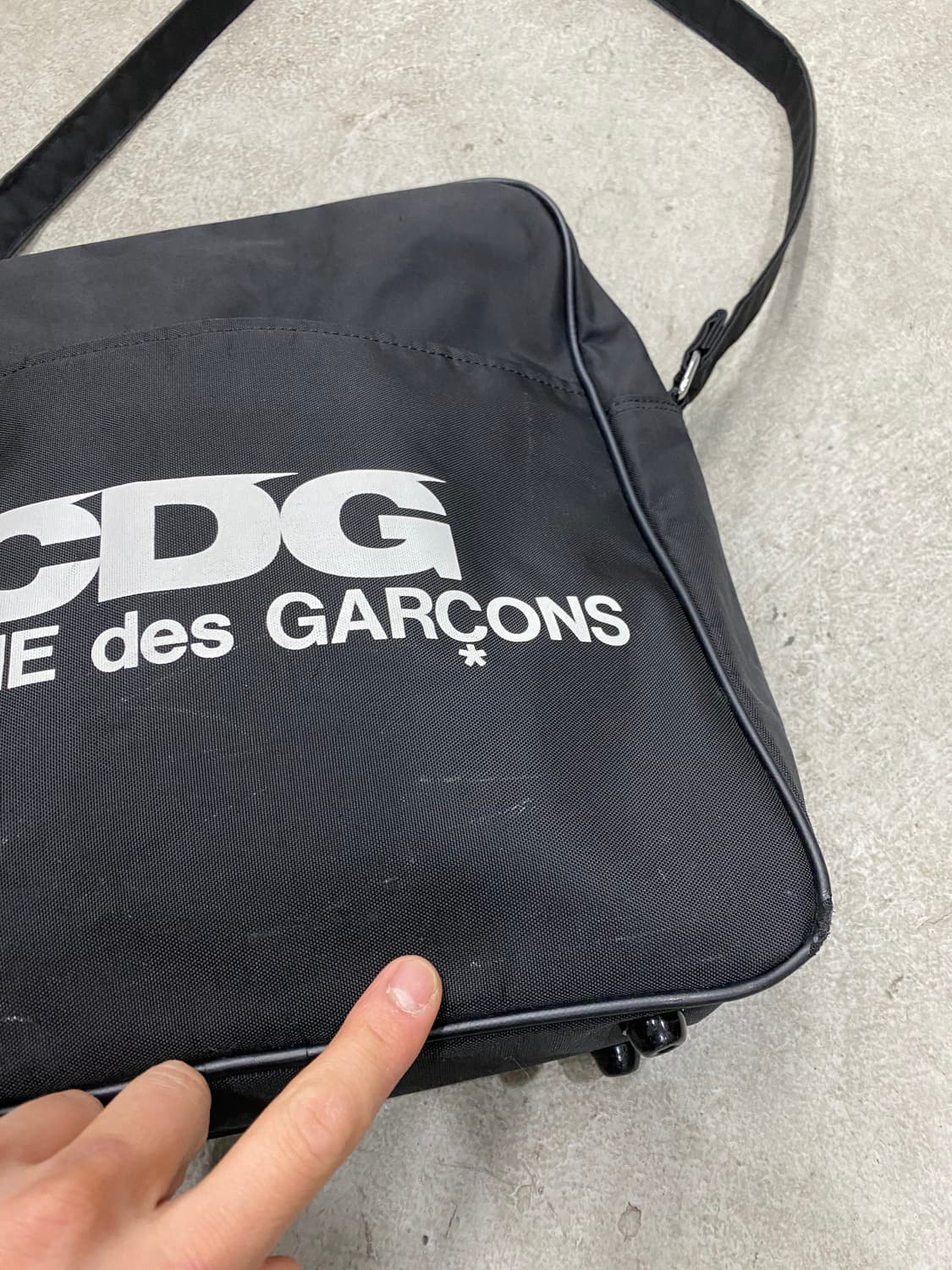 꼼데가르송 빅로고 크로스백 (F) 상품이미지4