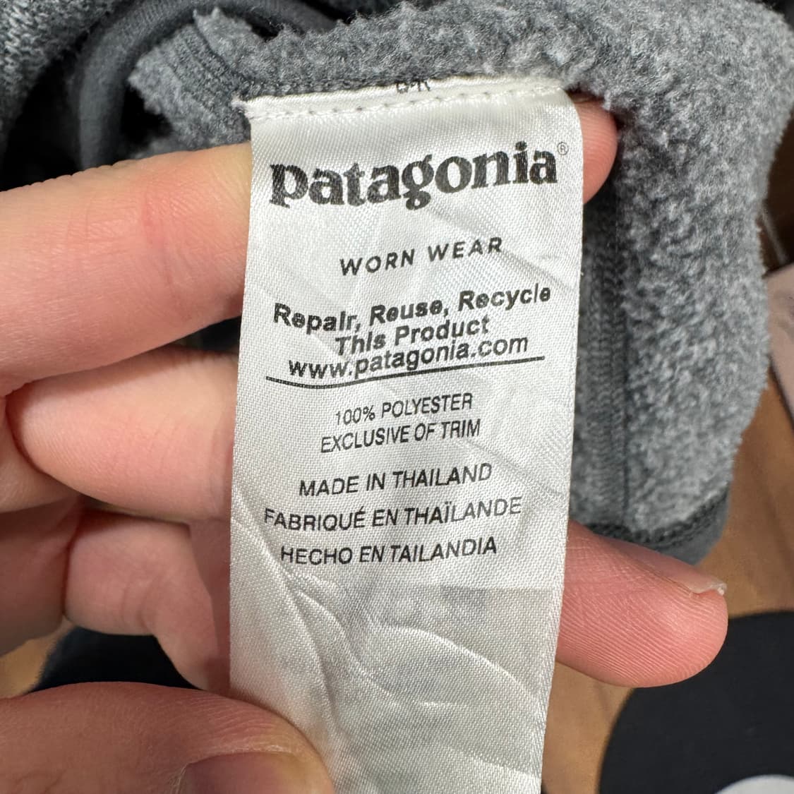 파타고니아 플리스 솔리드 하프 집업 자켓 사이드 집업 디테일 차콜 상품이미지7