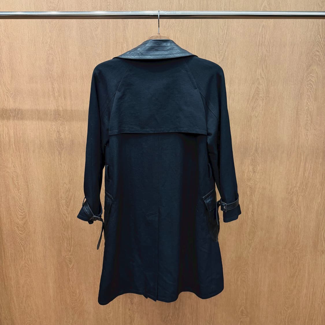 디앤써 롱 코트 레더 배색 와이드 카라 슬리브 스트랩 디테일 블랙 상품이미지3