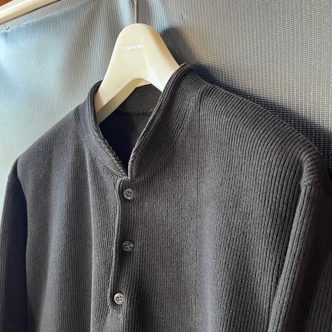 몽클레르 라벨 커팅 골지 헨리넥 니트 상품이미지2