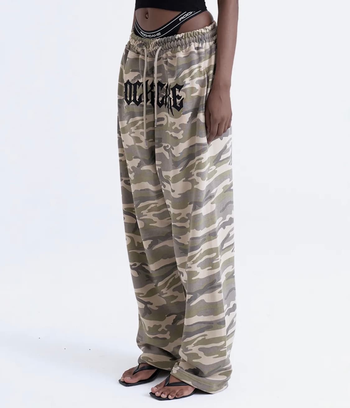 락케이크 Camo Metal Graphics Pants - Beige 상품이미지1