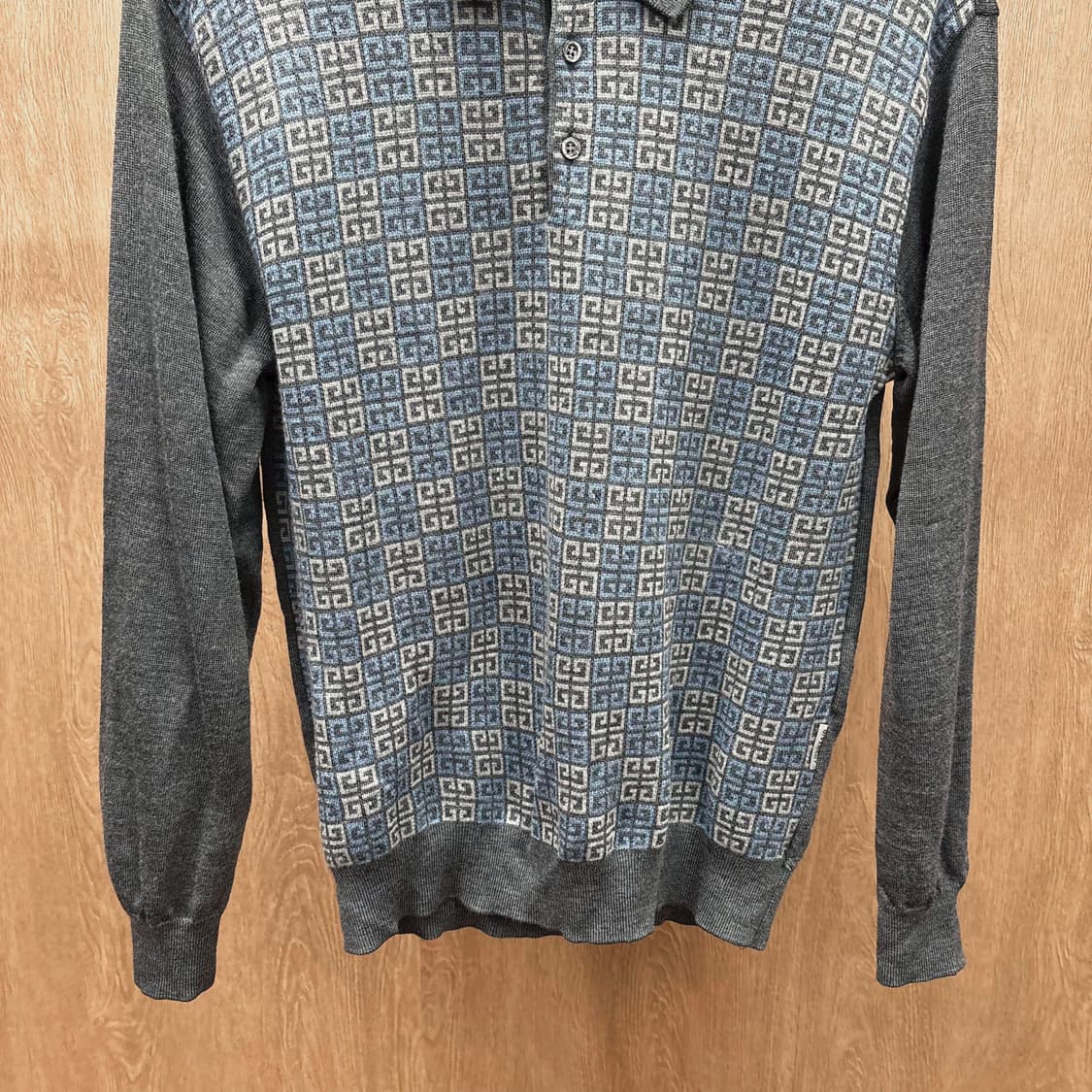 지방시 긴팔 카라 니트 로고 배색 하단 탭 디테일 레귤러핏 차콜 그레이 상품이미지5