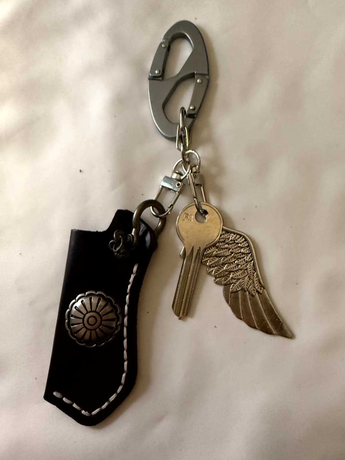 윙 디테일 가죽 립밤 키링 카라비너 스트릿 포인트 새상품 상품이미지1