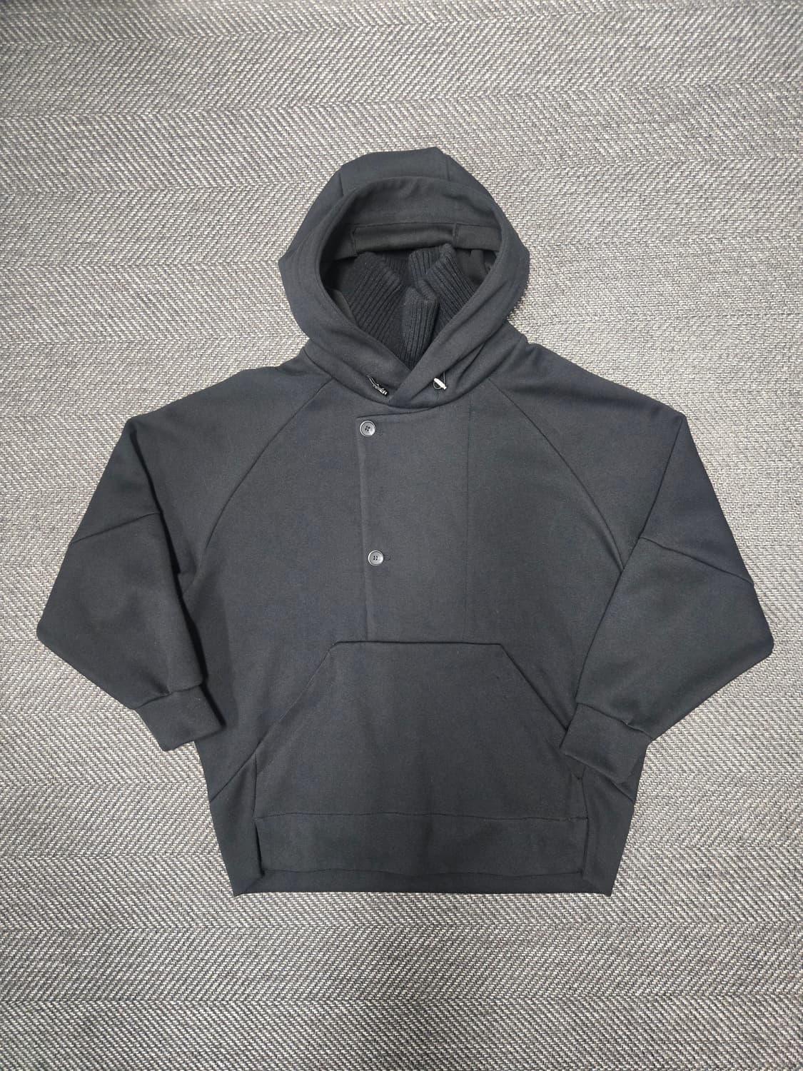 한섬 시스템옴므 블랙 후드티 단추 디테일 상품이미지1