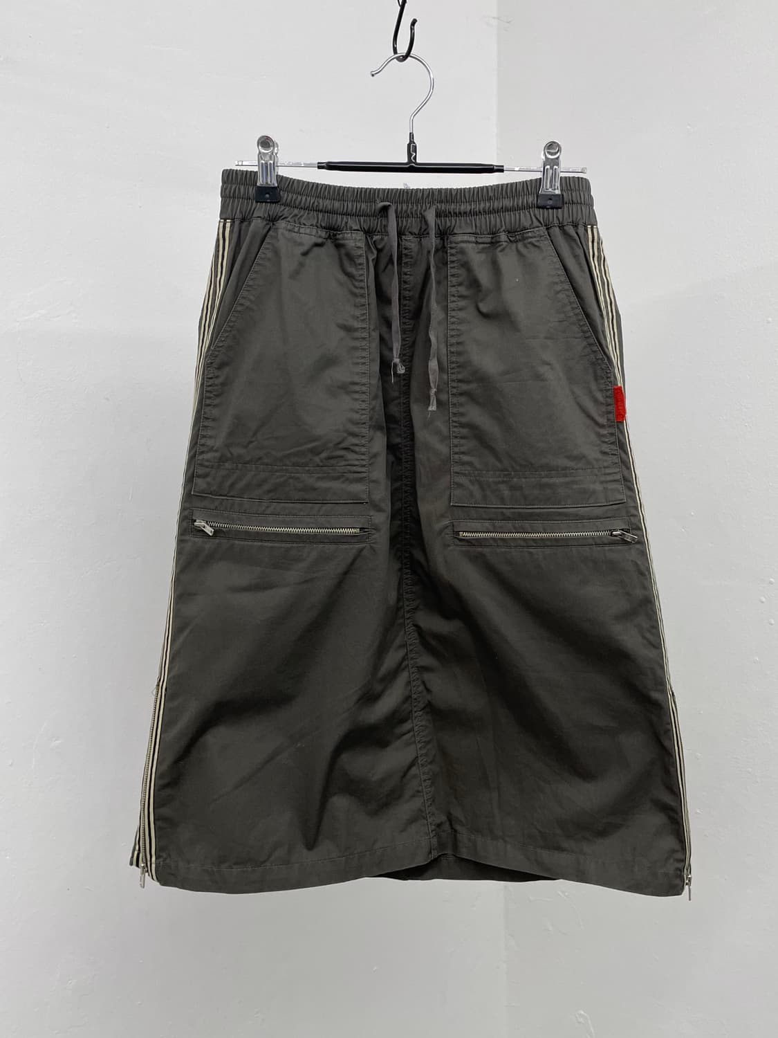 스포티 카키 지퍼 디테일 스커트 상품이미지1