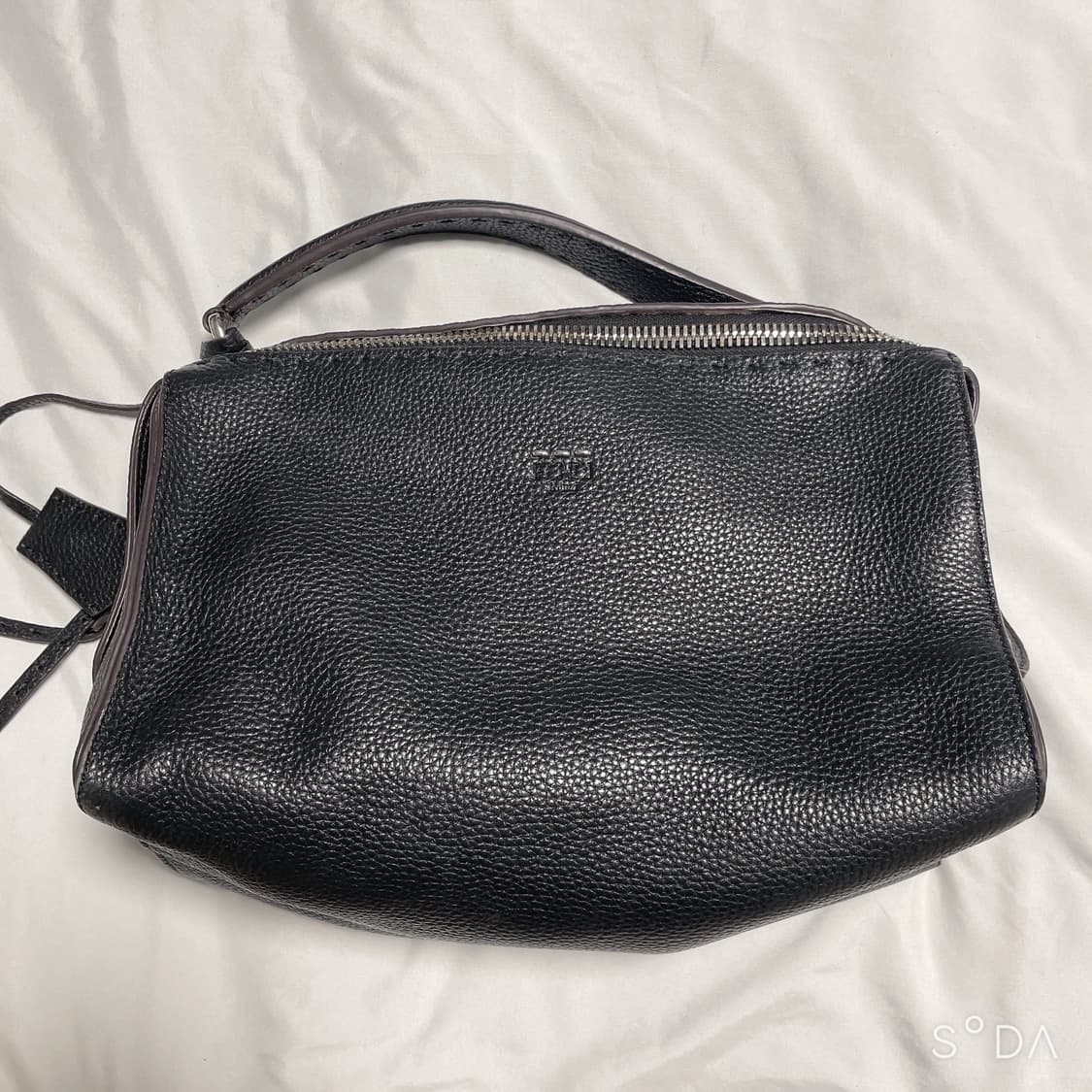 펜디 블랙 가죽 토트백 상품이미지1