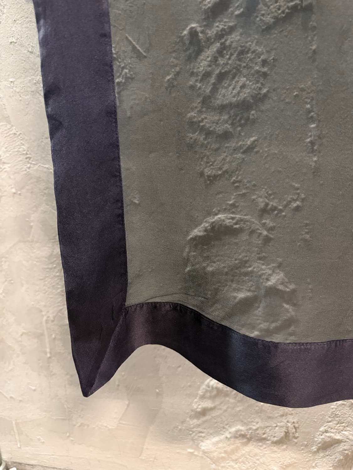 스포트막스 실크 시스루 보더 스카프 차콜 상품이미지2