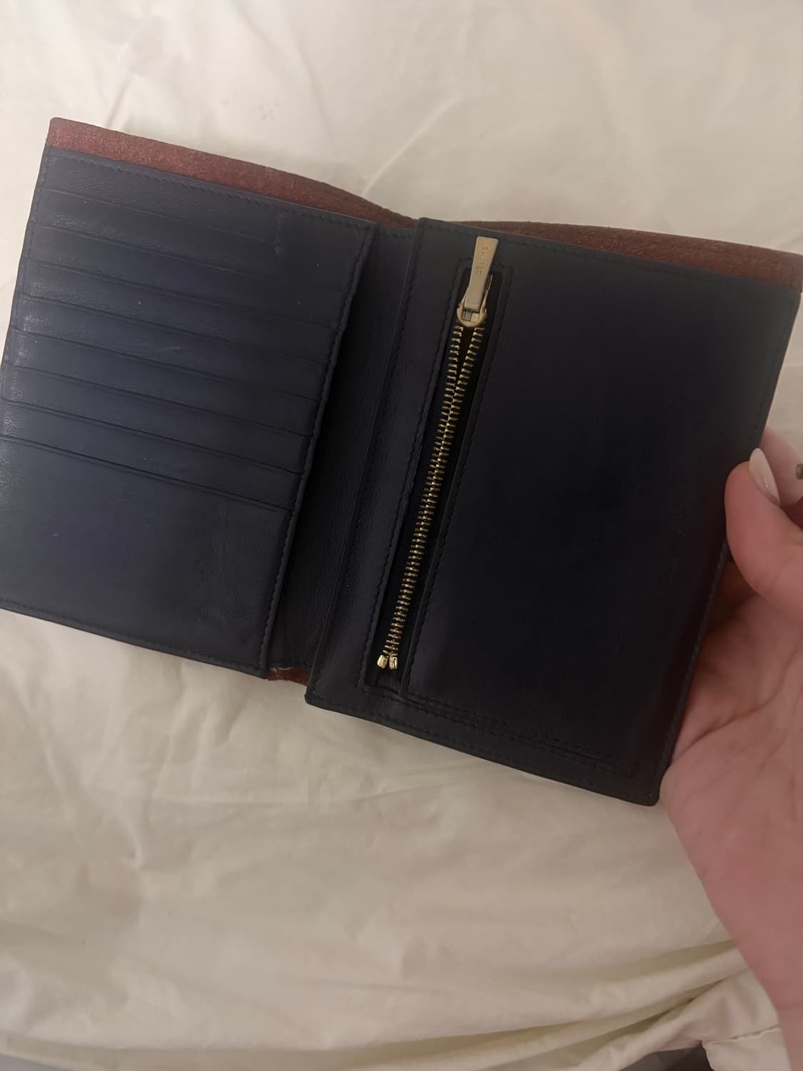 셀린느 바이컬러 스트랩 카프스킨 미디엄 중지갑 상품이미지3