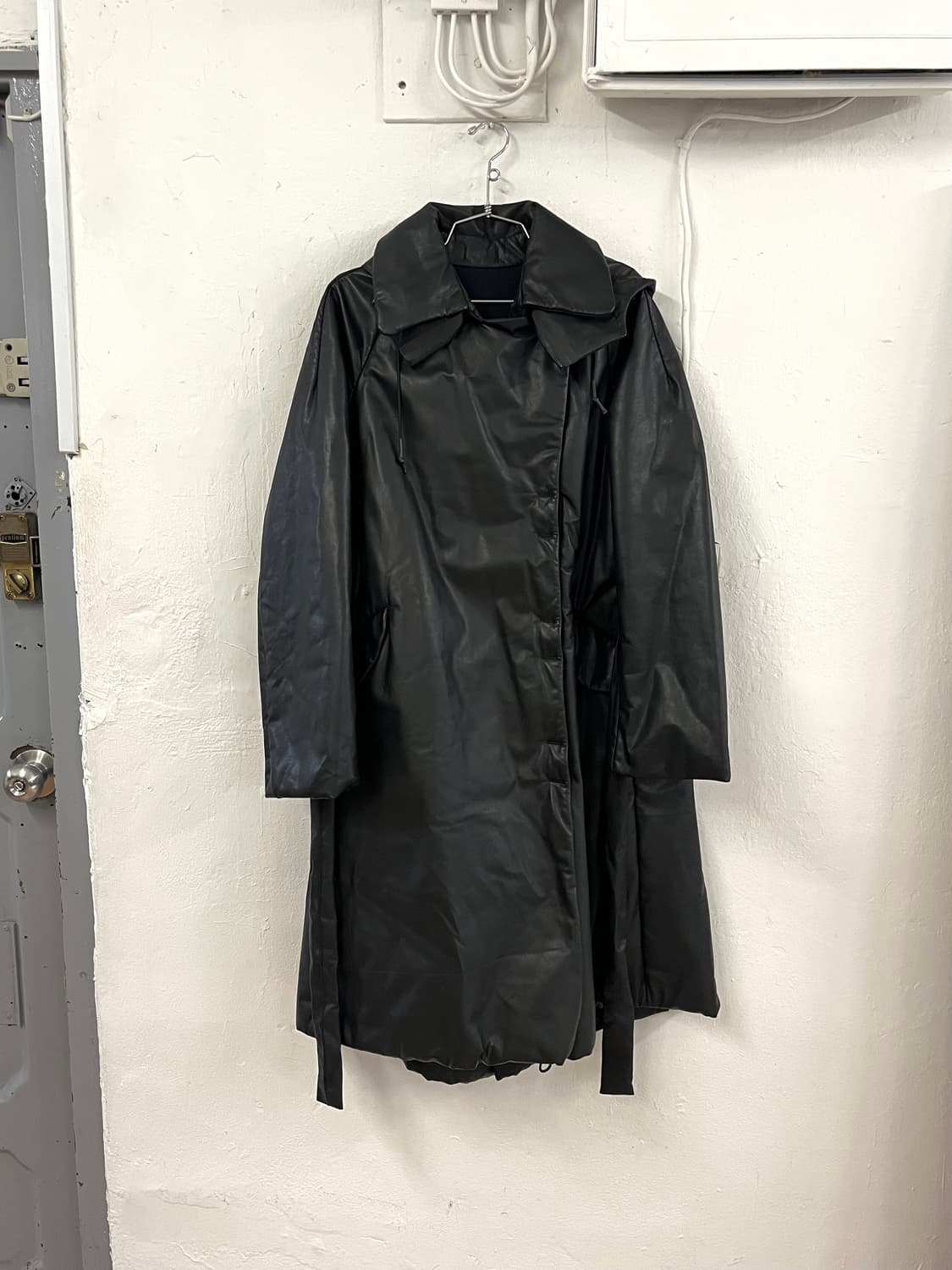 아이작 세럼 카프스킨 레더 패딩 코트 상품이미지4