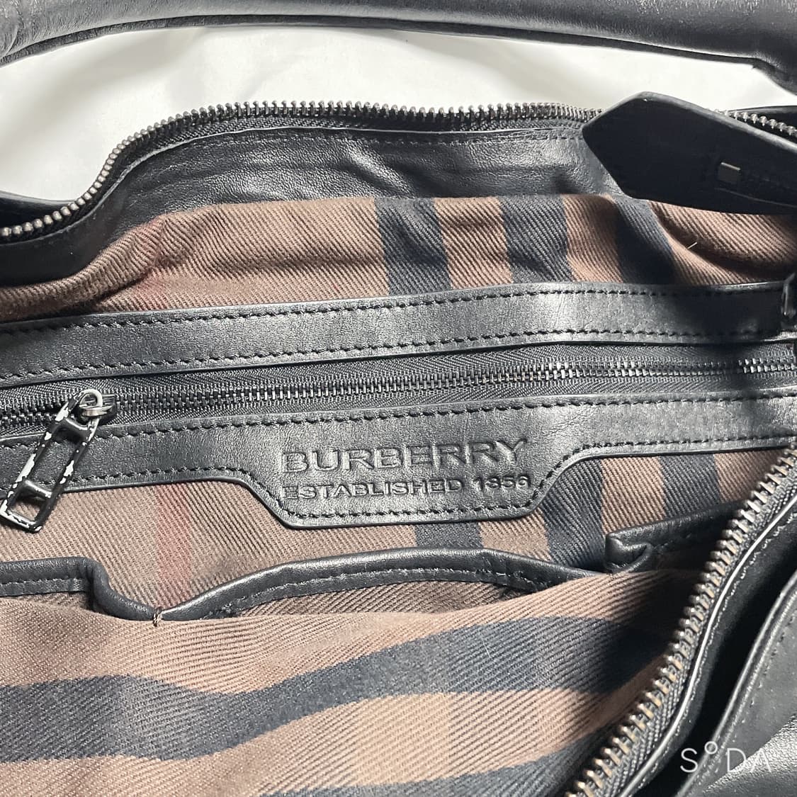 버버리 블랙 레더 호보백 상품이미지6