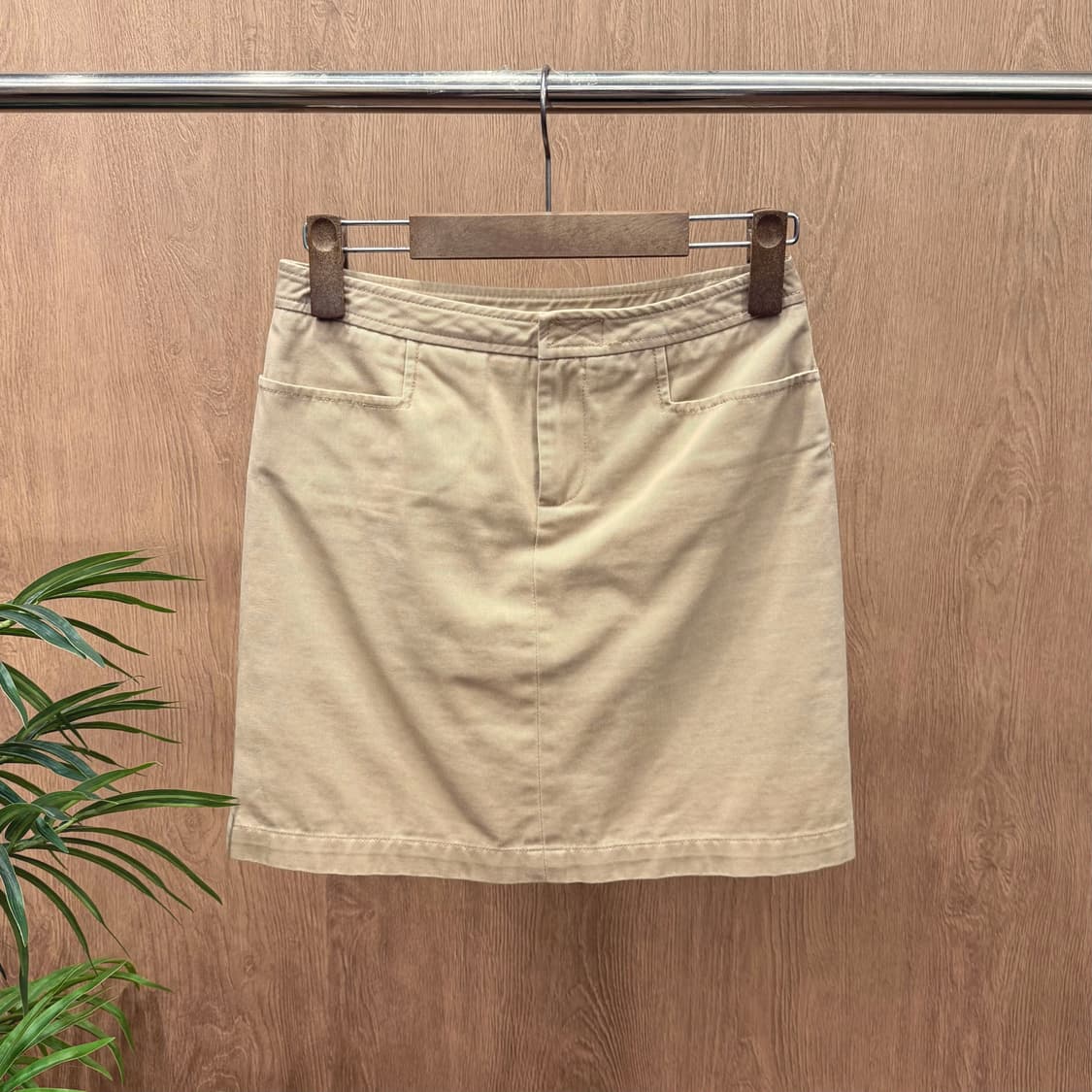 아르마니 익스체인지 미니 스커트 사이드 로고 탭 디테일 H라인 베이지 상품이미지1