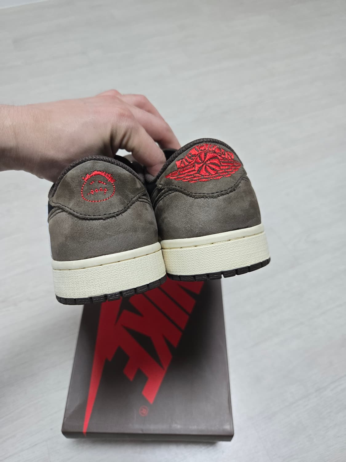 나이키 트레비스스캇 조던1로우 모카 OG 팝니다 255사이즈 상품이미지5