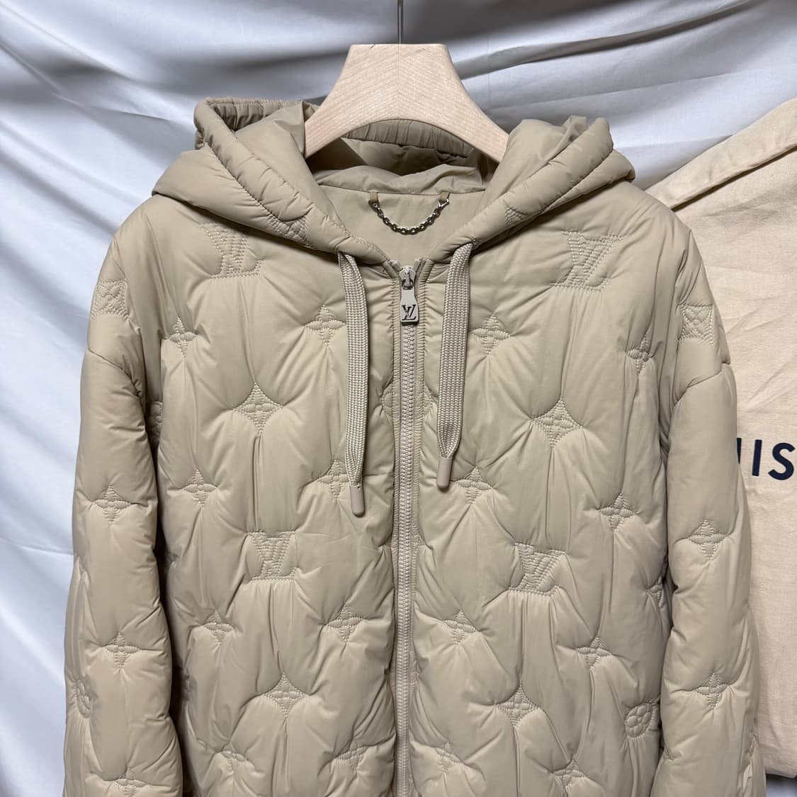 [S+급/50] 24FW 루이비통 모노그램 퀄티드 후드 패딩 자켓 베이지 상품이미지2