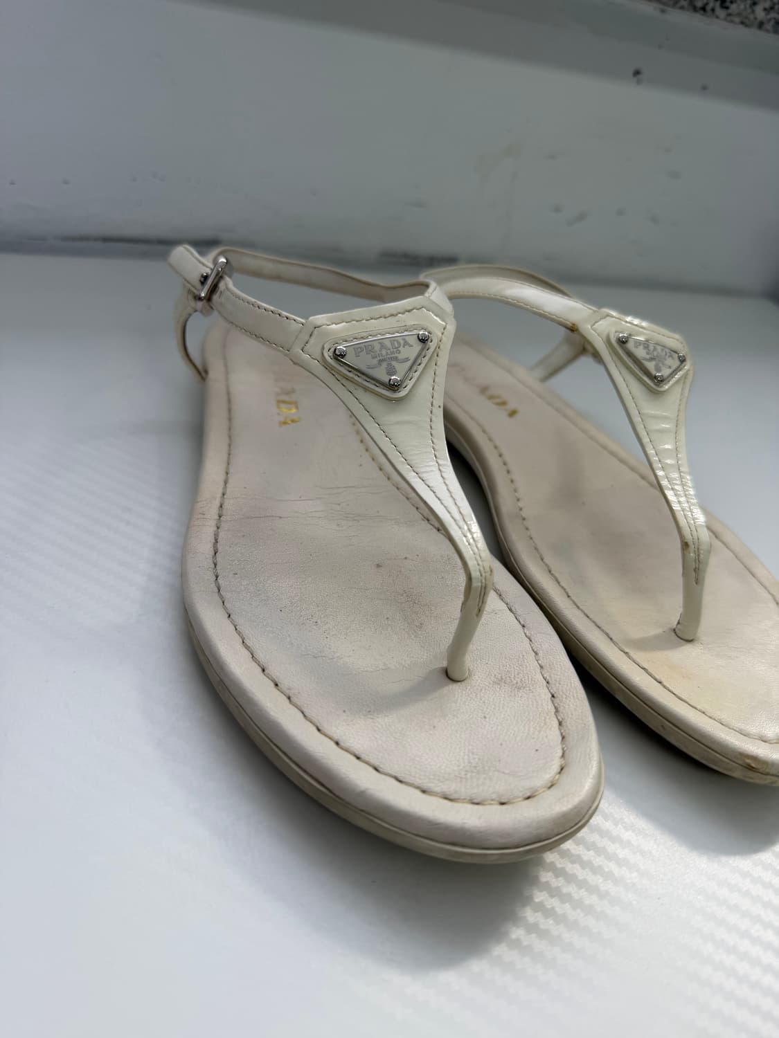 정품) 프라다 삼각로고 화이트 쪼리 샌들 37 상품이미지3