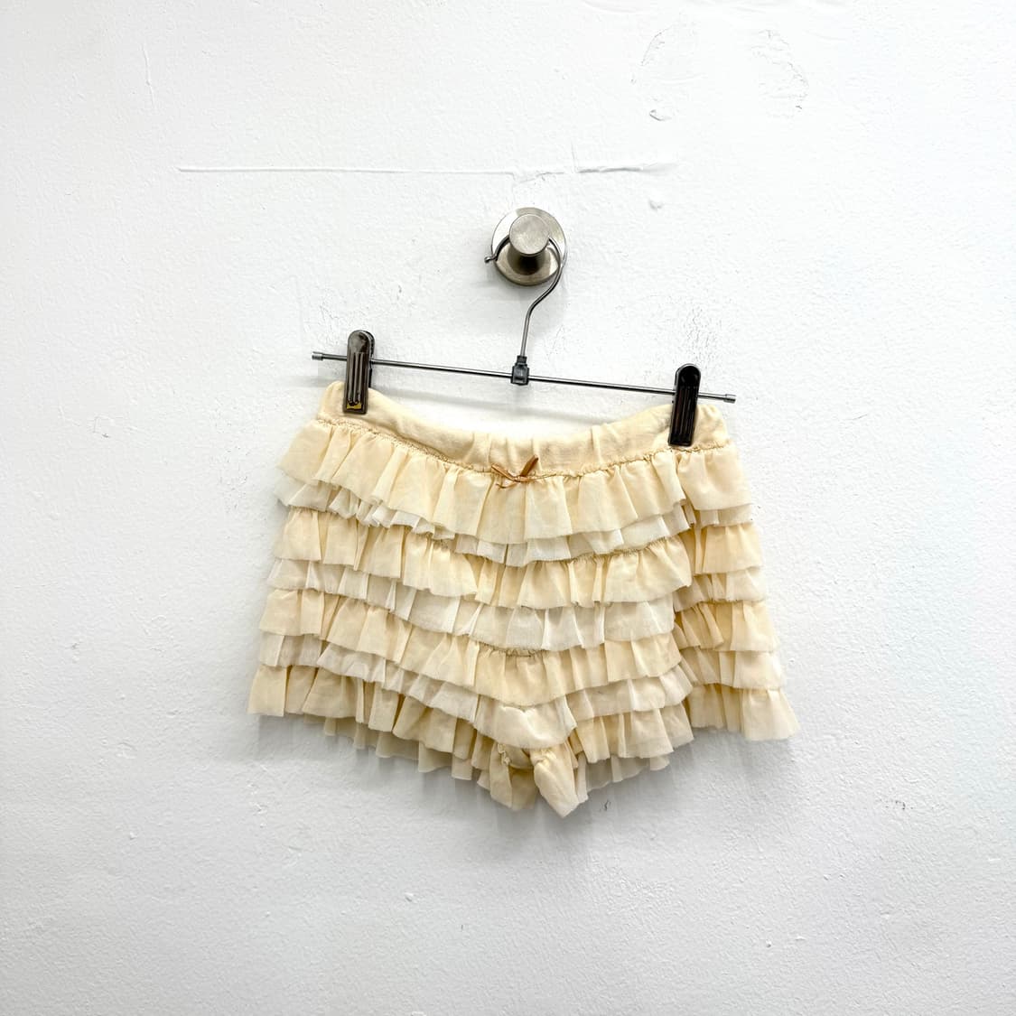 Ivory tiered ruffle shorts 상품이미지1